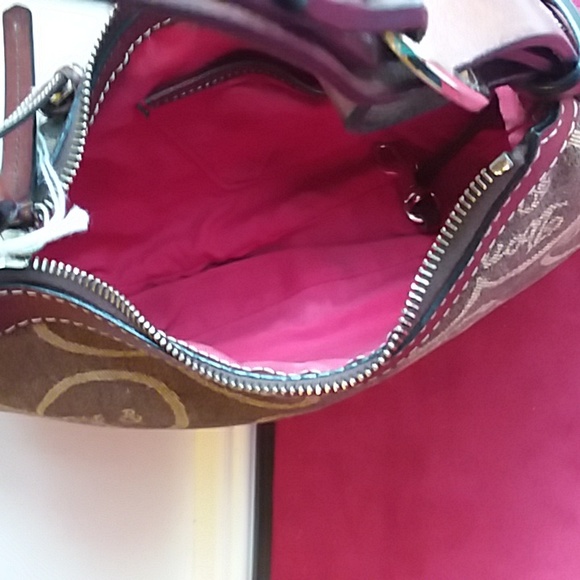 ❤ Dooney&Bourke Heart Design with Gold Accents Very Good Condition - Picture 7 of 9